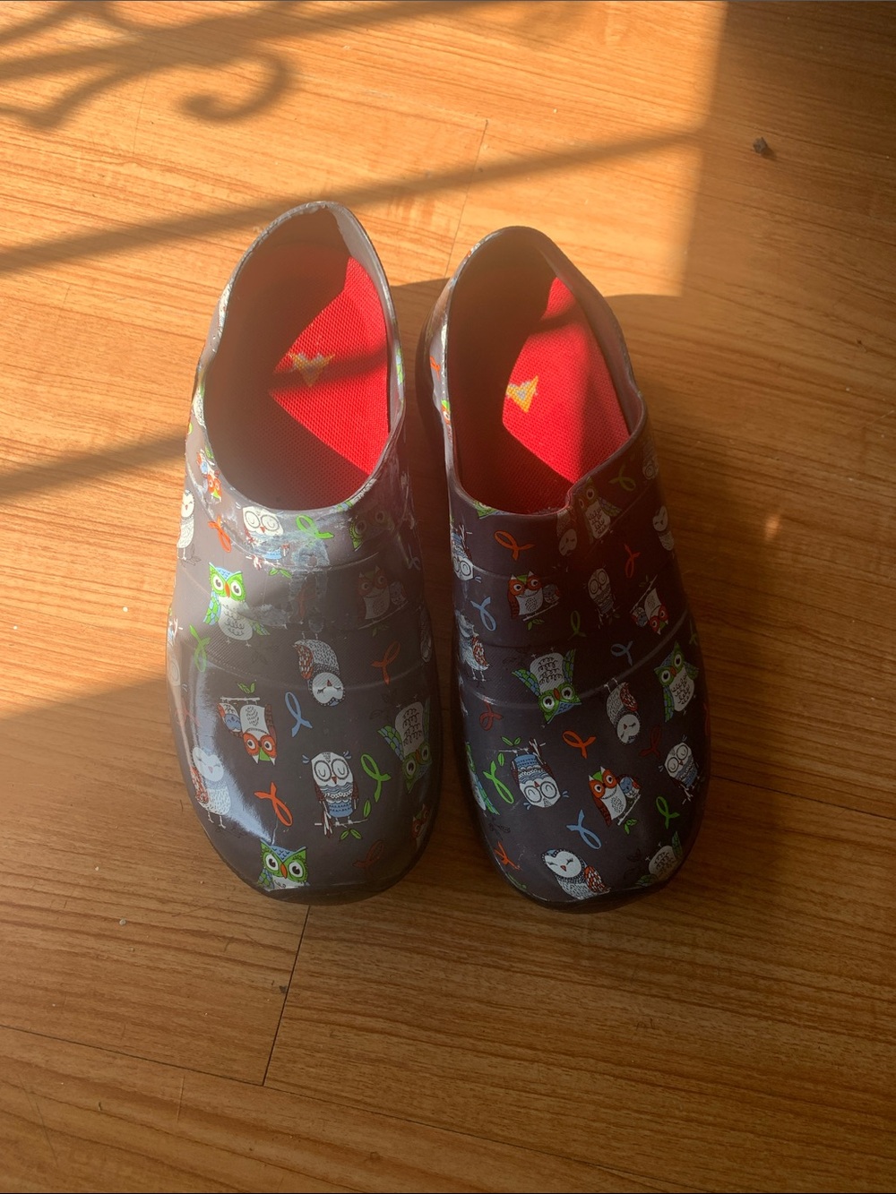 Women’s Gray Patterned Clogs with Red Insole - Comfortable Slip-On Mules